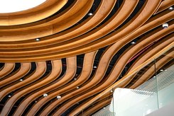 Ein Schreibtisch, an dem zwei Personen sitzen.