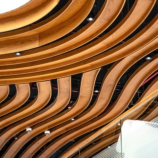 Ein Schreibtisch, an dem zwei Personen sitzen.