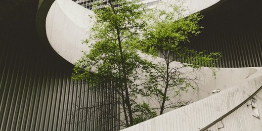 Die Fassade eines modernen Bauwerkes.