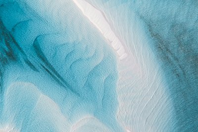 Eine Frau an ihrem Schreibtisch.