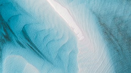 Eine Frau an ihrem Schreibtisch.