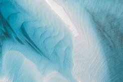 Eine Frau an ihrem Schreibtisch.