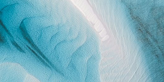 Eine Frau an ihrem Schreibtisch.