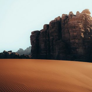 Eine Wüste mit Sanddünen.