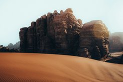 Eine Wüste mit Sanddünen.