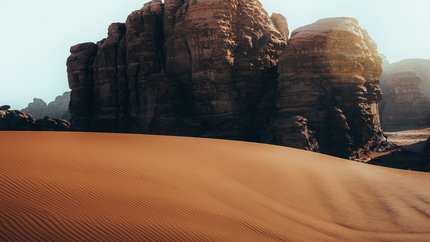 Eine Wüste mit Sanddünen.