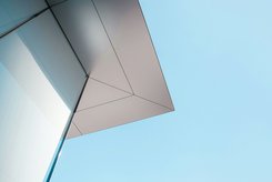 Ein Meetingraum hinter einer Glasscheibe.