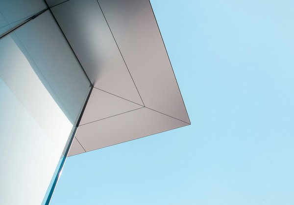 Ein Meetingraum hinter einer Glasscheibe.